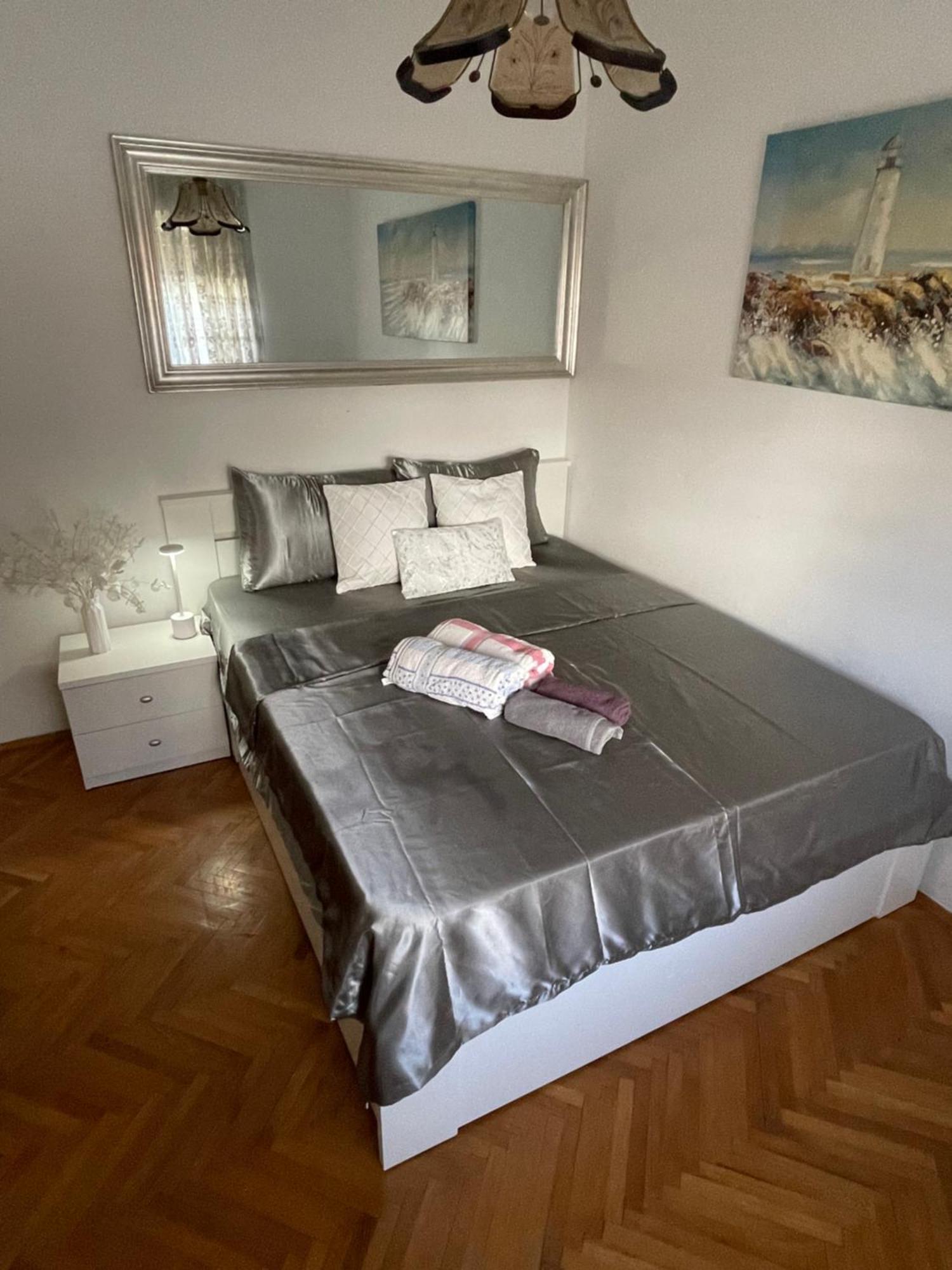 Apartman Luka + Free Parking Appartement Zadar Buitenkant foto